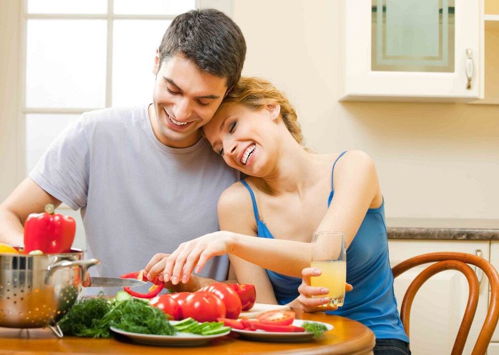אישה וגבר מכינים ירקות להגברת העוצמה